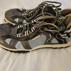 Salomon shoes size 9